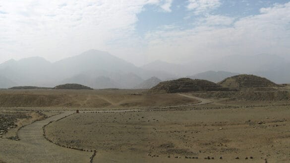 Arqueólogos descobrem pirâmide de civilização antiga nas Américas, no Peru