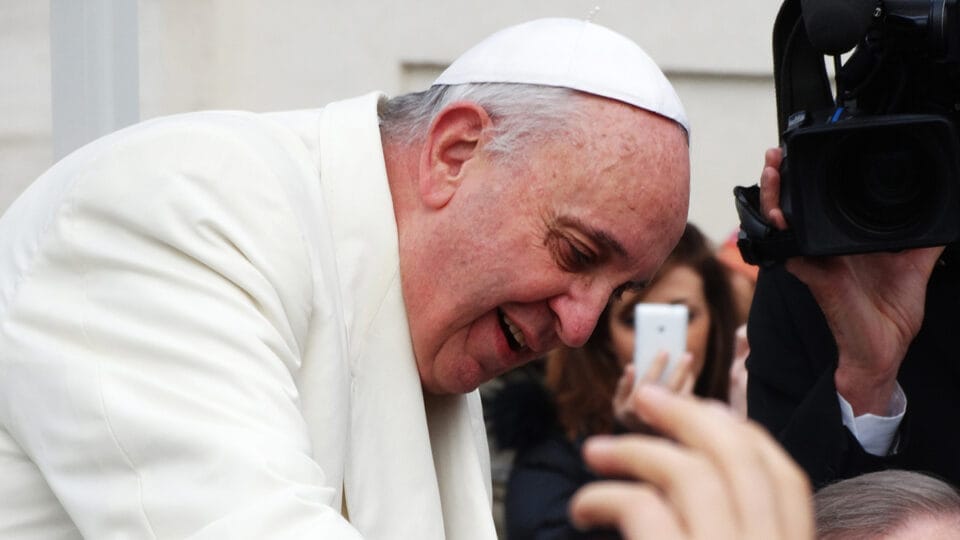 Papa deixa Gemelli e agradece os fiéis em primeira aparição pública