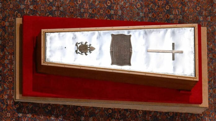 Em cerimônia restrita, caixão do Papa Francisco é fechado