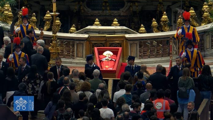 Caixão do Papa Francisco será fechado em cerimônia no Vaticano