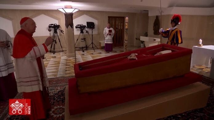 De veste vermelha e com rosto sereno: as primeiras imagens de Francisco no caixão