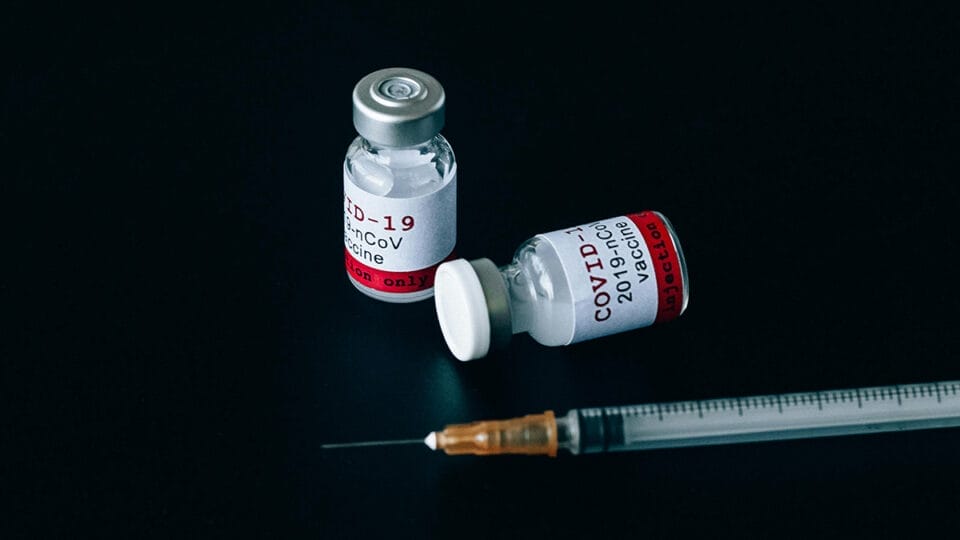 Vacina contra gripe e Covid reduz risco de infarto e AVC