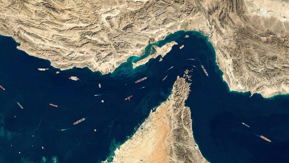 Irã fecha o Estreito de Ormuz